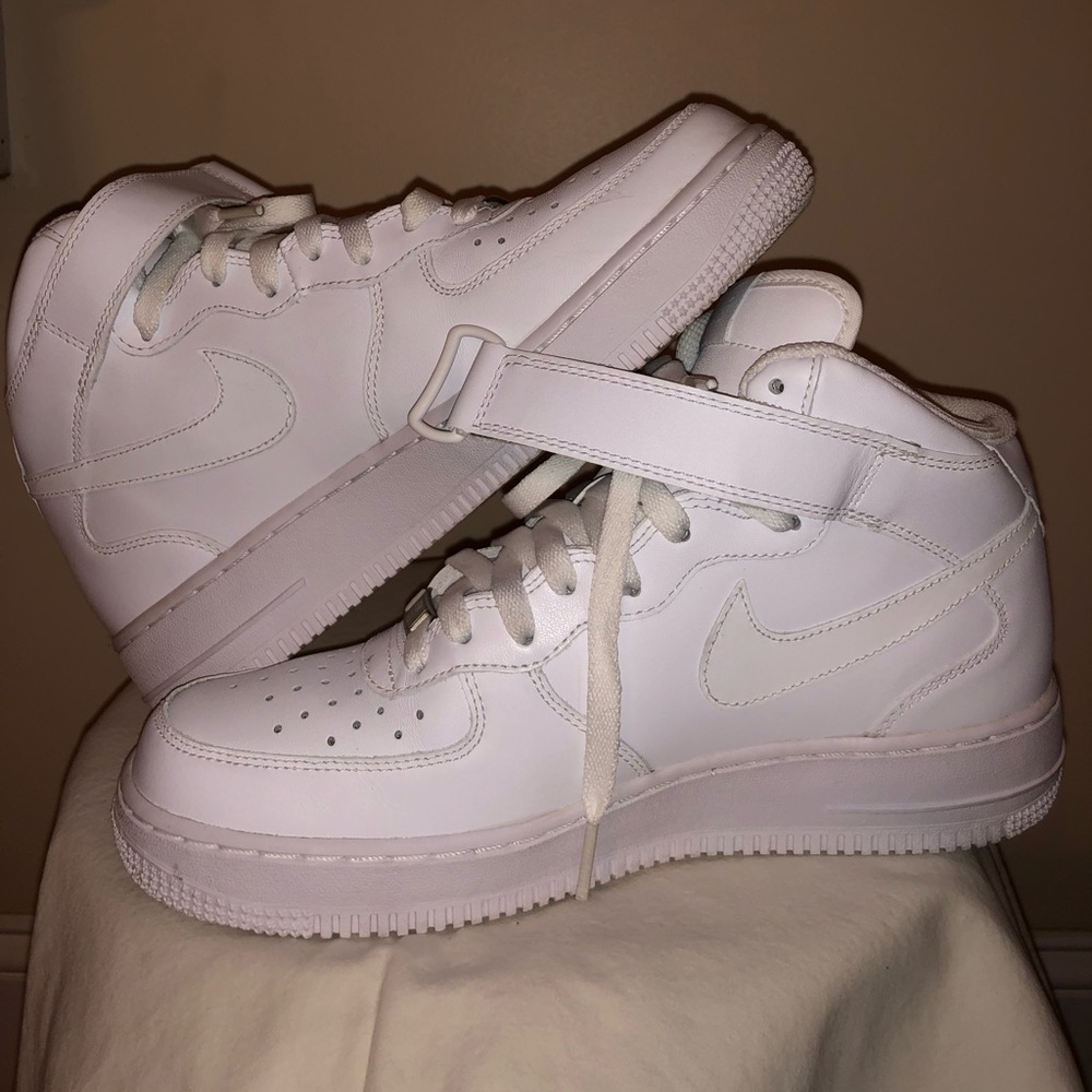AUTHENTIC Nike Air Force 1’s Mid ‘07